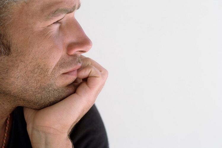 mężczyzna myśli o powiększeniu penisa